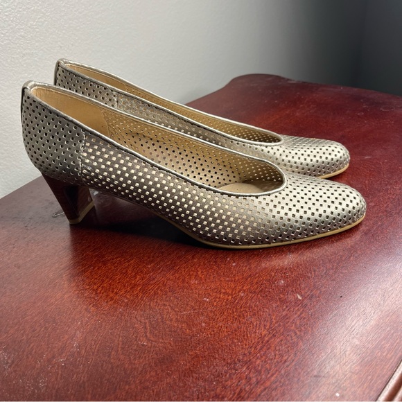 Stuart Weitzman Womans Size 8.5 Narrow Small Heel Shoe - Picture 2 of 8